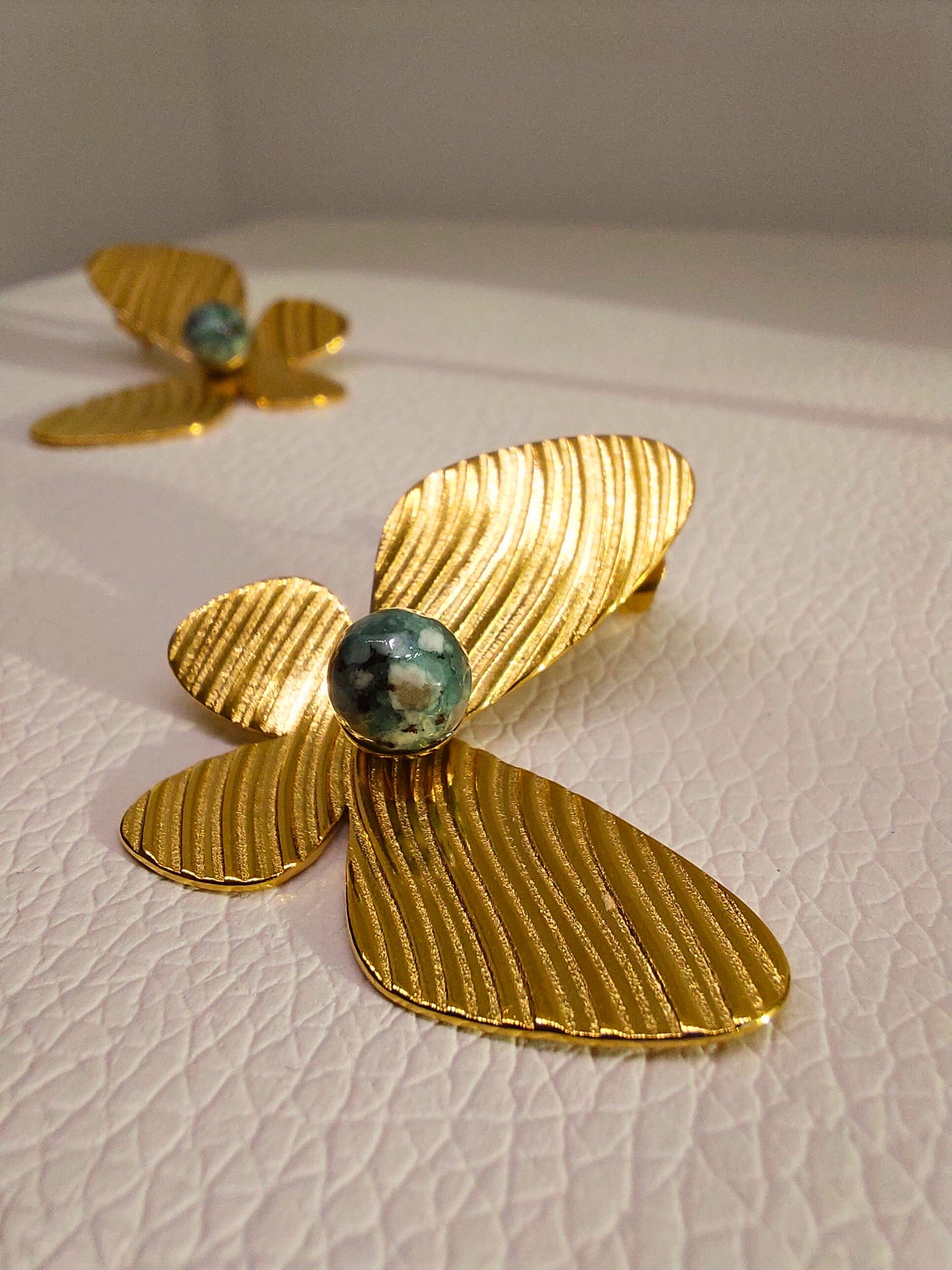 AURIGA drugelio formos auskarai su turkio akute