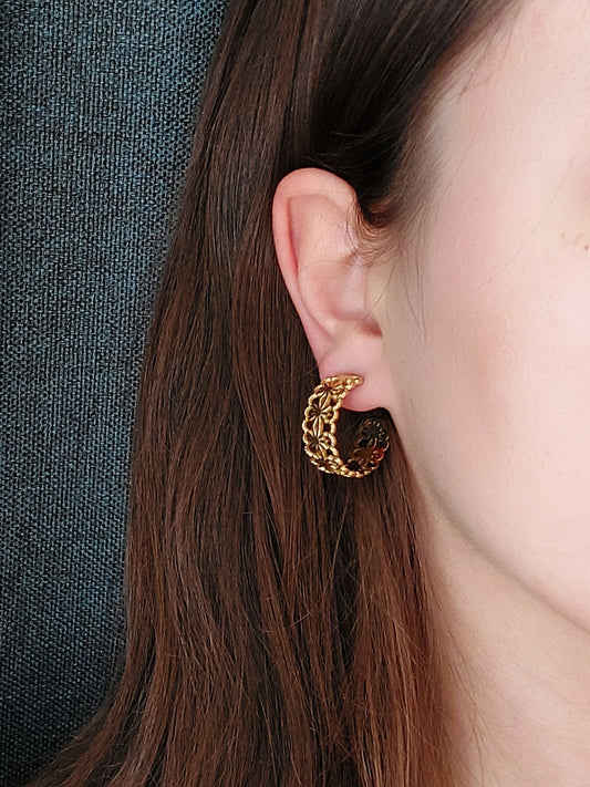 HALLEY ažūriniai lankelio formos auskarai