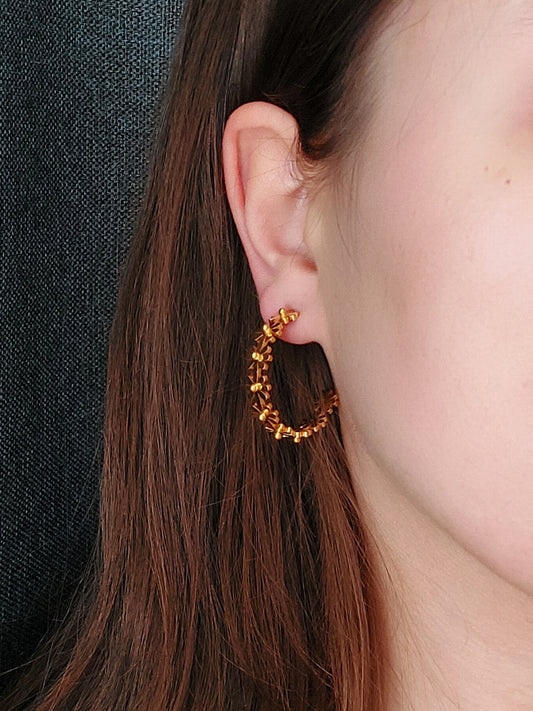 NEBULA lankelio formos auskarai su gėlėmis