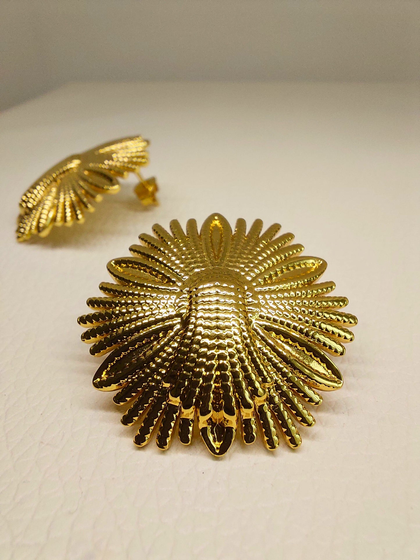 SOL išraiškingi gėlės formos auskarai